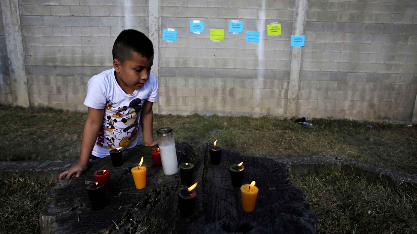 Un niño, en la vigilia por las 22 muertas de Guatemala.