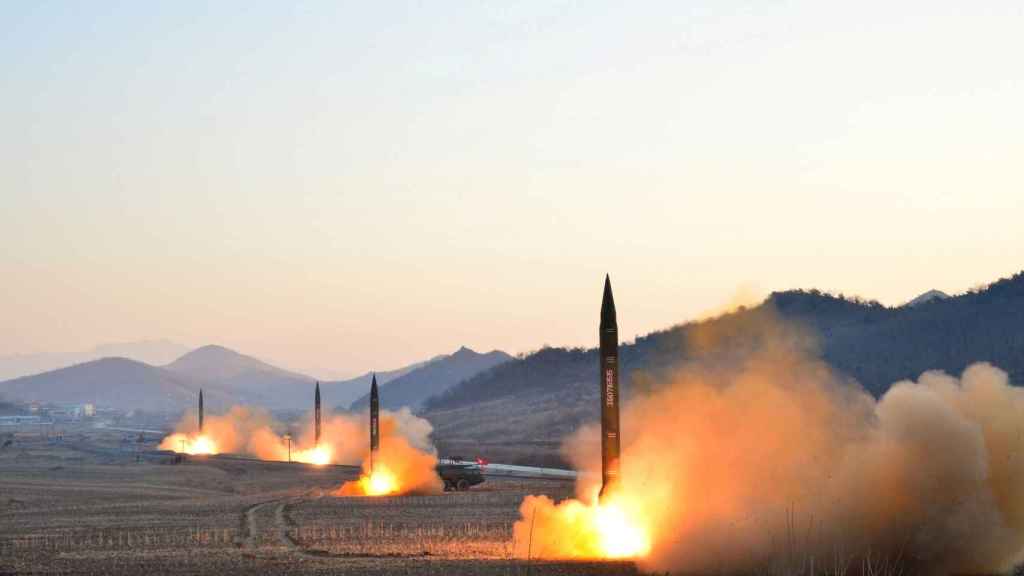 Lanzamiento de misiles balísticos en una imagen publicada por la Agencia Central norcoreana esta semana.
