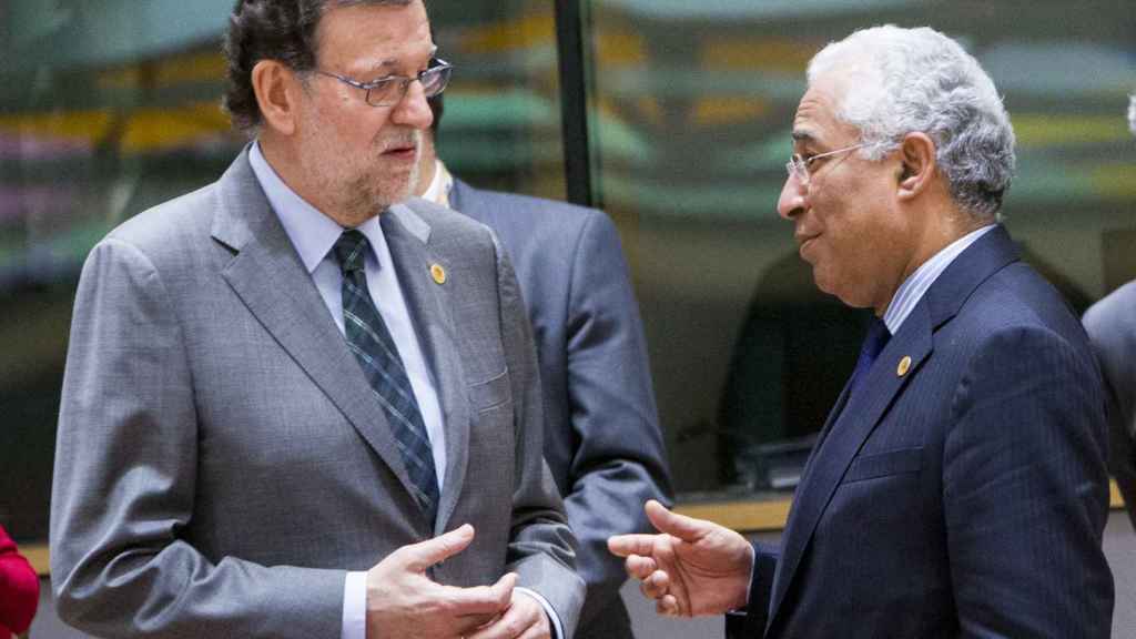 Rajoy conversa con el primer ministro portugués durante la cumbre de la UE