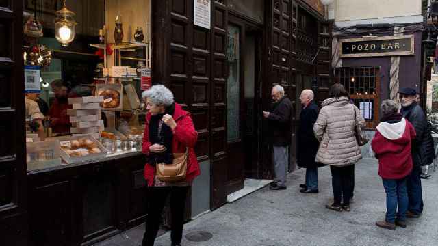 Madrileños hacen cola para comprar un roscón en la pastelería El Pozo.