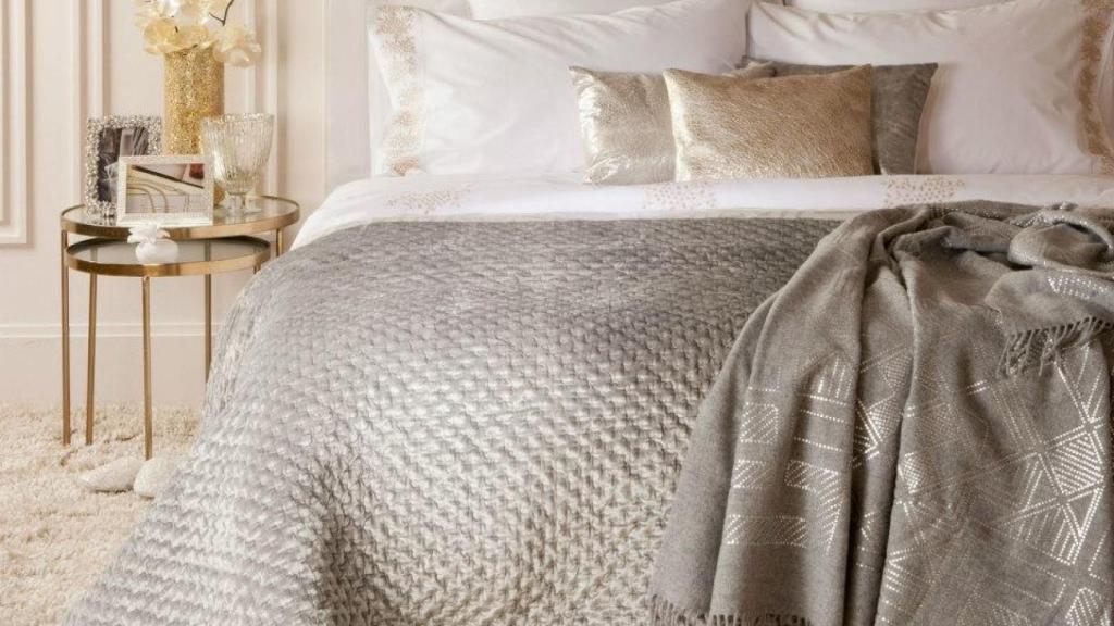 Dormitorio en tonos neutros y toques metalizados. | Foto: Zara Home.