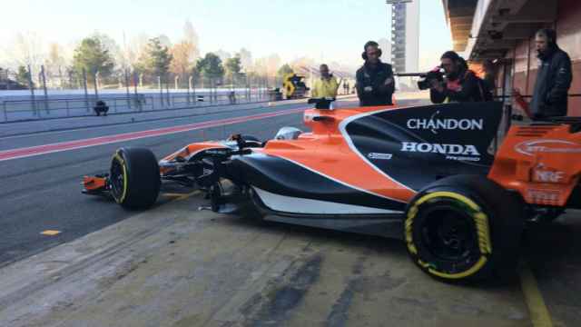 Alonso, saliendo del box de McLaren