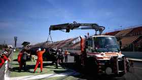 Una grúa retira el McLaren de Vandoorne.
