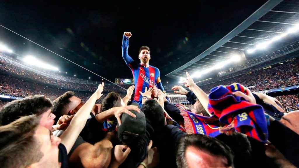 Messi aupado en el Camp Nou tras la victoria ante el PSG.