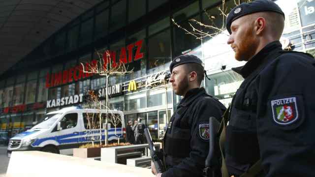 Dos agentes de la policía alemana, a las puertas del centro comercial de Essen.