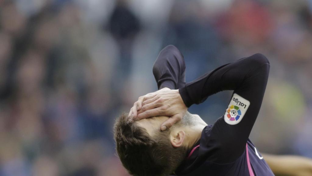 Gerard Piqué lamenta la derrota en Riazor.