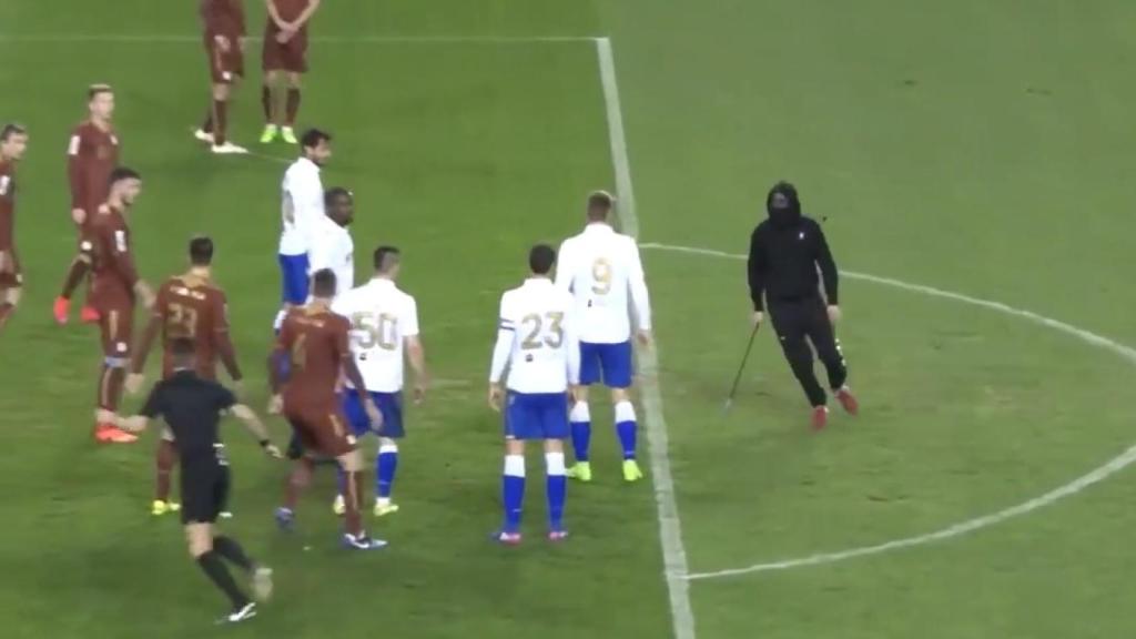 Momento en que el ultra de la Torcida Split trata de agredir al árbitro.