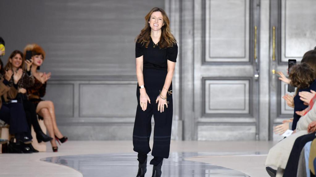 La diseñadora Clare Waight Keller durante su último desfile para Chloé en la recién terminada Fashion Week de París. | Foto: Getty Images.