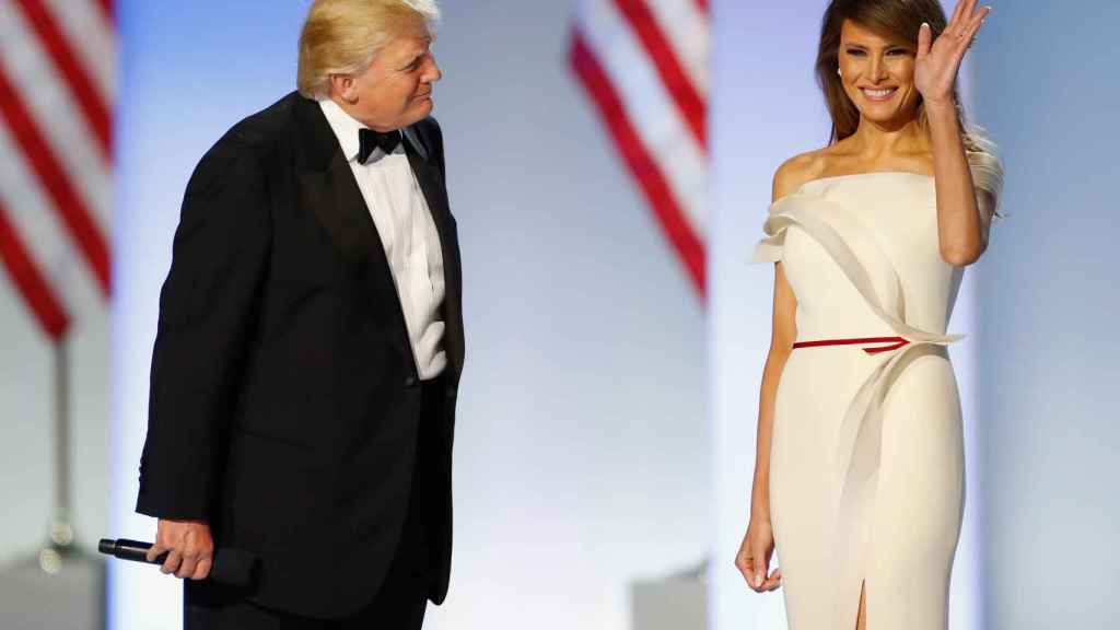 Melania Trump junto a su marido Donald Trump en un acto presidencial. | Foto: Getty Images.