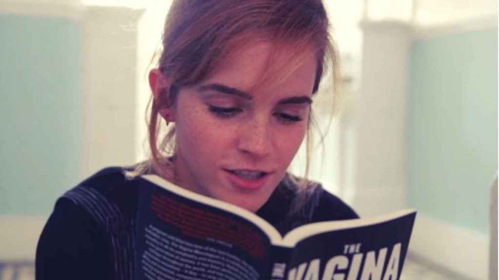 Emma Watson leyendo en una fotografía publicada en su propio perfil de Instagram. | Foto: @emmawatson.
