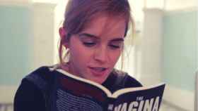 Emma Watson leyendo en una fotografía publicada en su propio perfil de Instagram. | Foto: @emmawatson.