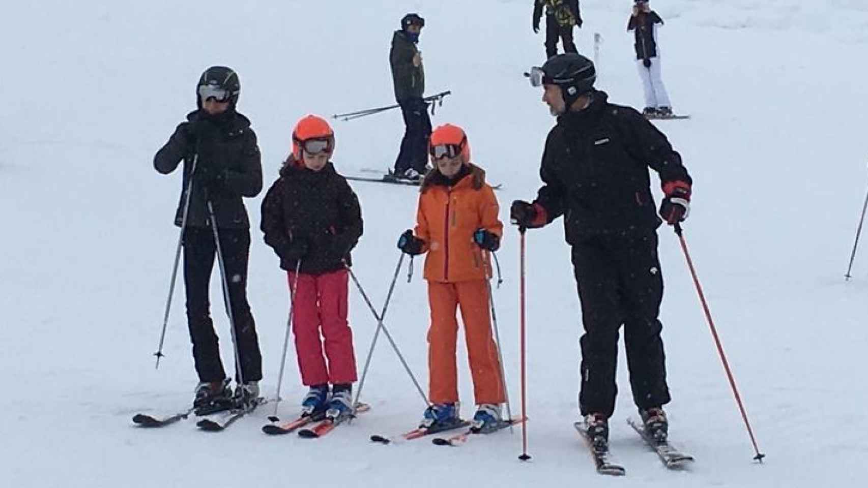 Los reyes y sus hijas practican esquí en Candanchú.