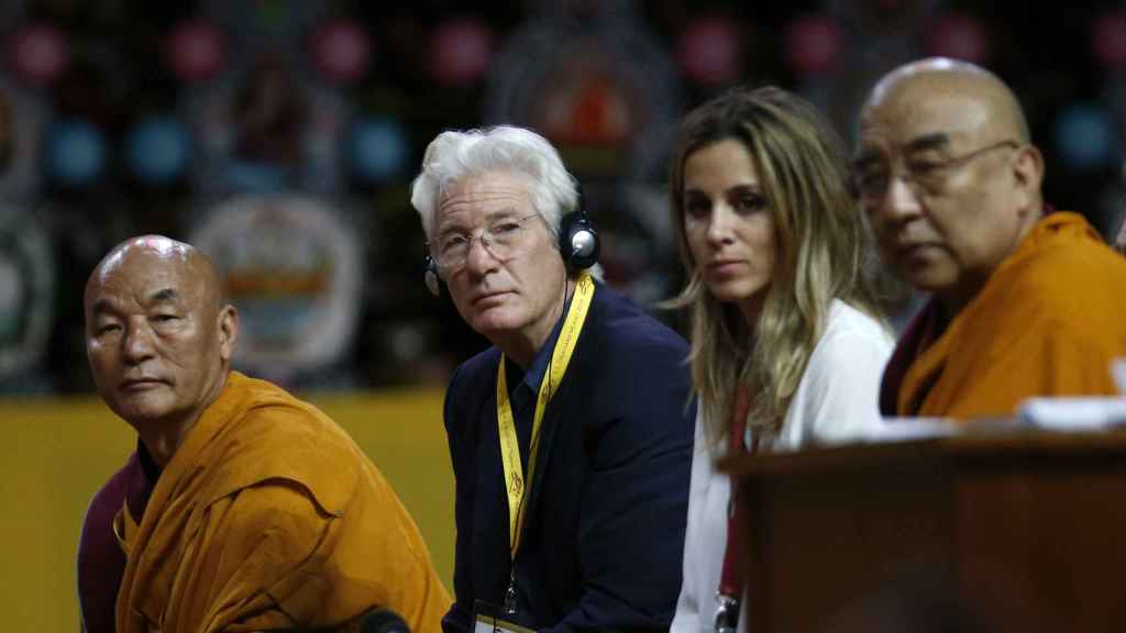 Richard Gere junto a su novia Alejandra Silva en un evento del Dalai Lama.