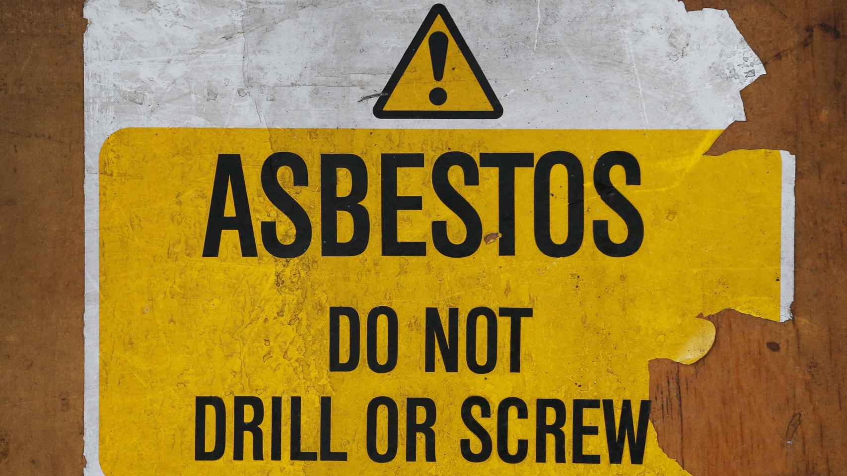Un cartel advierte del riesgo de amianto.