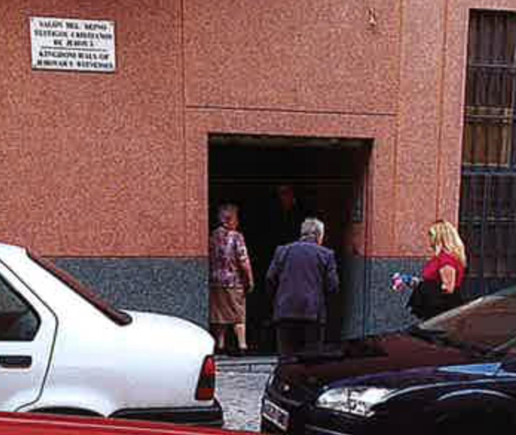 Una de las imágenes presentadas en el juicio en la que se ve cómo los abuelos paternos llevan al menor a una reunión de testigos de Jehová.