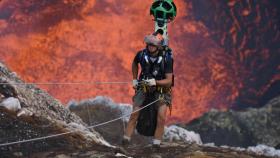 Uno de los exploradores desciende al cráter Maru.