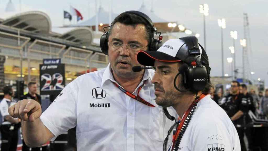 Eric Boullier charla con Fernando Alonso.