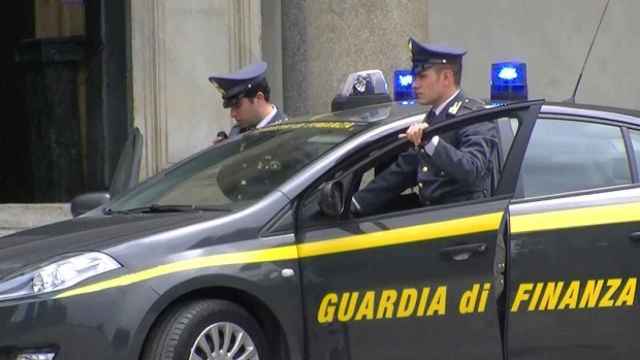 Arrestan a 66 personas entre políticos y empresarios de Nápoles por corrupción y mafia