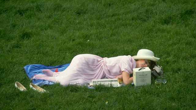 Una mujer echa la siesta en la hierba
