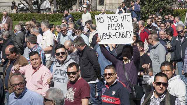 Miles de taxistas salieron a las calles de Madrid.