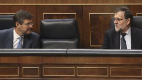 Mariano Rajoy con el ministro de Justicia, Rafael Catalá, este jueves en el Congreso.