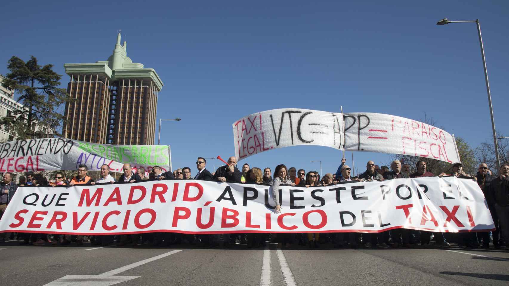 Los taxistas salen a las calles de Madrid para exigir al Ayuntamiento que frene a Uber y Cabify