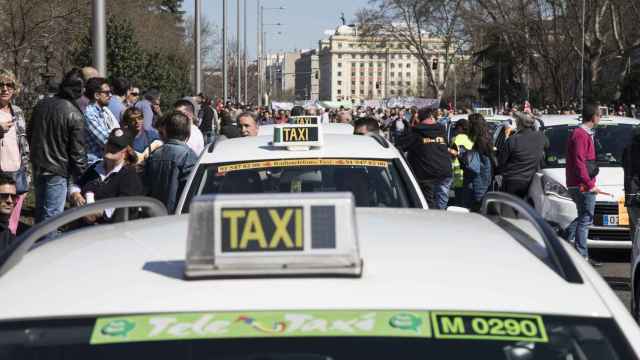 Los taxistas salieron a las calles de Madrid para exigir al Ayuntamiento que frene a Uber y Cabify