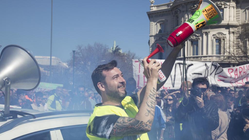 Los taxistas salen a las calles de Madrid para exigir al Ayuntamiento que frene a Uber y Cabify