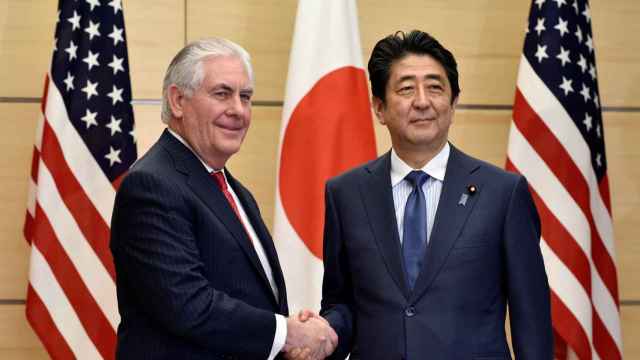 Tillerson saluda al primer ministro japonés, Shinzo Abe, tras su reunión en Tokio.