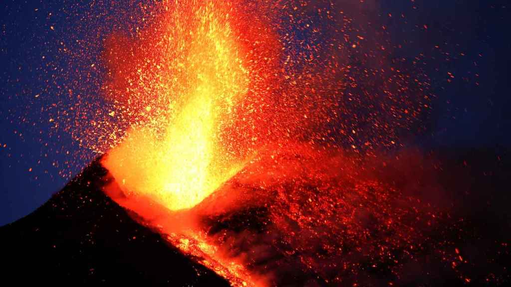 El Etna escupiendo lava.