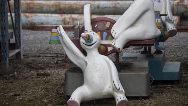 El cementerio de Curros, la mascota oficial de la Expo '92, en Sevilla