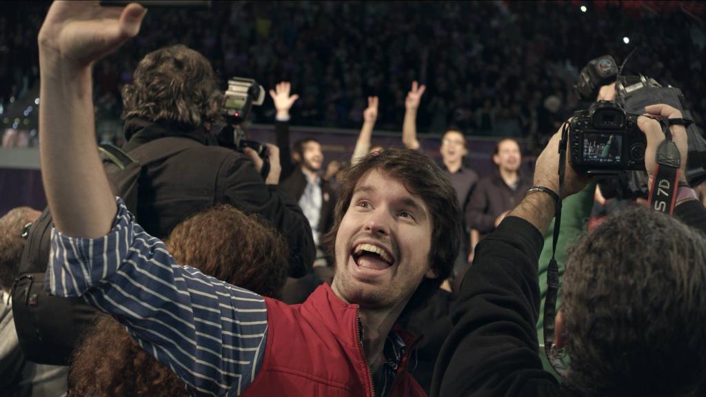 Santiago Alverú da vida a Bosco, que va a un mitín de Podemos, en Selfie.