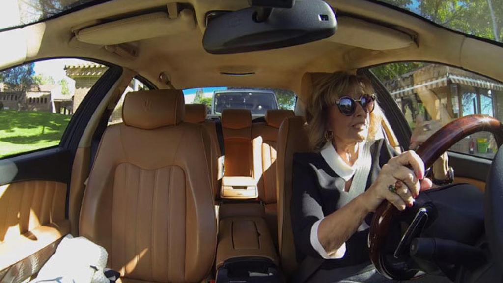 María Teresa campos conduciendo su Maserati.