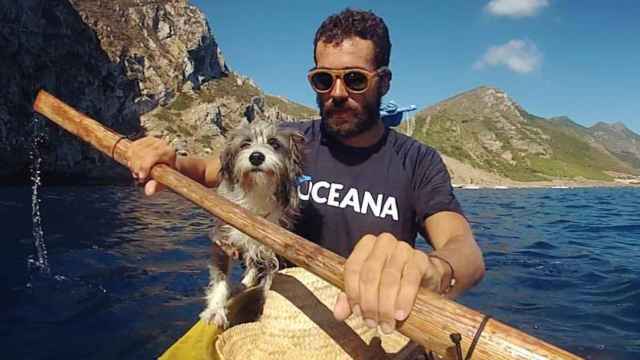 Sergio Basoli junto a su perra Nirvana en su kayak.