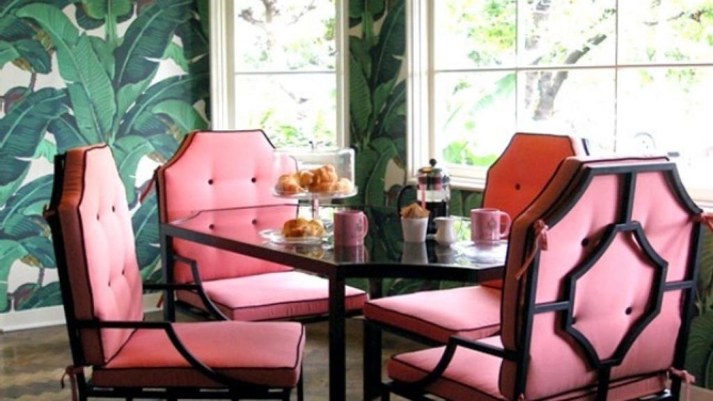Un salón tropical que combina el rosa chicle con el verde. | Foto: Turquoise Chic.