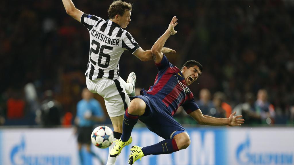 Lichtsteiner y Luis Suárez pelean por un balón durante la final de la Champions League de 2015.