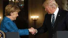 Merkel a Trump han cerrado su comparecencia con el apretón de manos que faltó en el Despacho Oval.