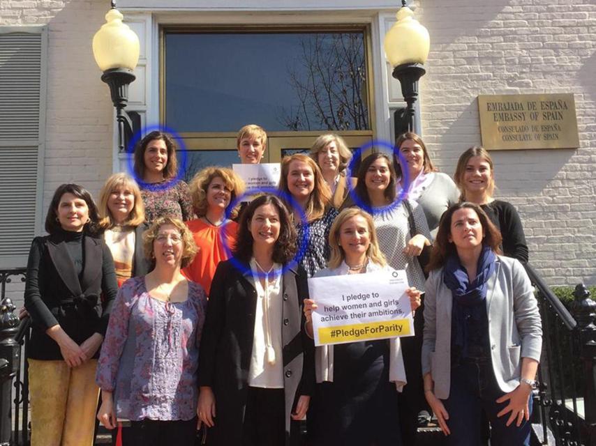 En la imagen, con círculo azul, y de izquierda a derecha, María Pedrosa de Guindos, Belén Moreno, consejera Económico-Administrativa de la embajada, y Leticia de Guindos. Leticia y María Pedrosa son sobrinas del actual ministro de Economía.