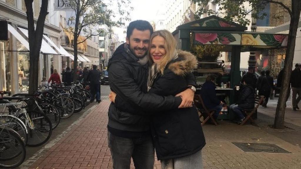 Emiliano Suárez (izda) con su pareja, la actriz Carola Baleztena (dcha).