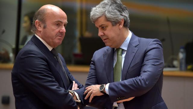 Guindos conversa con su homólogo portugués, Mario Centeno, durante el Ecofin