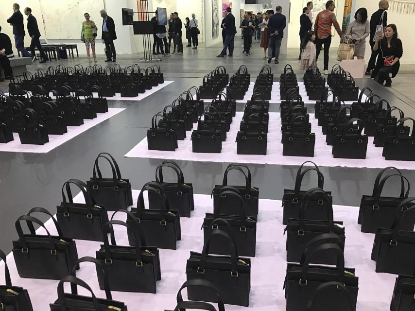 La obra Not a Shield, but a Weapon, del artista filipino Pio Abad, en la feria Art Basel.