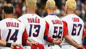 Los jugadores de Puerto Rico escuchan el himno boricua antes del encuentro de semifinales.