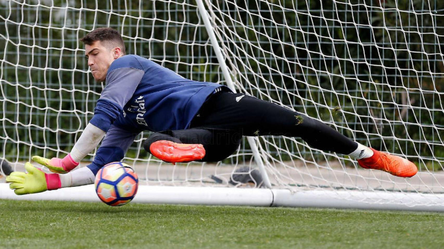 Rubén Yáñez logra parar el balón