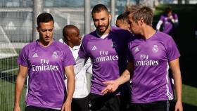 Lucas, Benzema y Coentrao charlando en el entrenamiento