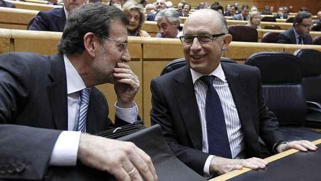 Rajoy y Montoro conversan en el Congreso.