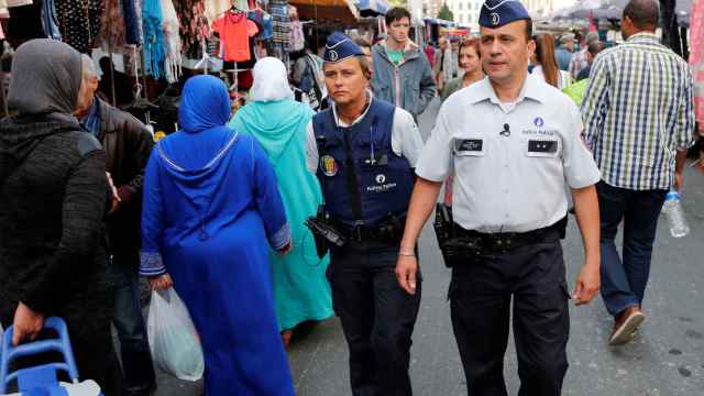 La policía belga patrulla en un mercadillo del barrio bruselense de Molenbeek