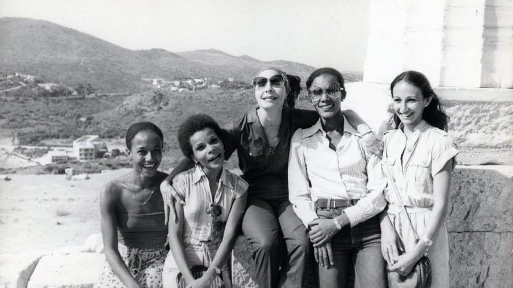 Dagmara Brown con Alicia Alonso y otras componentes del Ballet Nacional de Cuba.