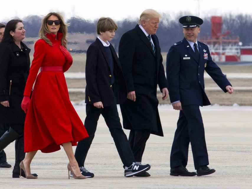 Melania Trump junto a su hijo Barron y su marido Donald Trump