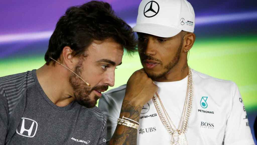 Alonso charla con Hamilton en la primera rueda de prensa en Melbourne.