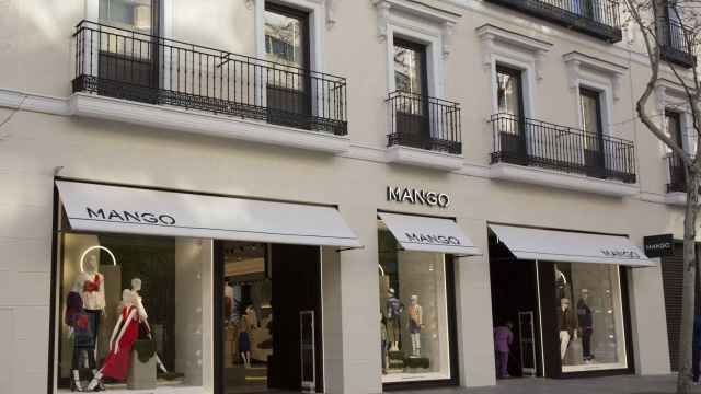 Fachada de la nueva tienda de Mango en la exclusiva calle Serrano de Madrid